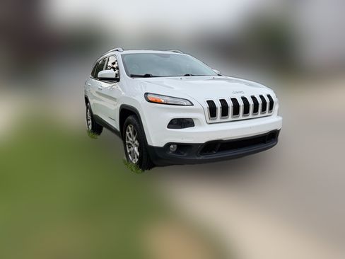 Used 2016 Jeep Cherokee Latitude w/ Cold Weather Group FWD image 1