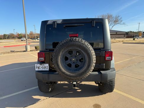 Used 2015 Jeep Wrangler Unlimited Rubicon w/ Connectivity Group image 5