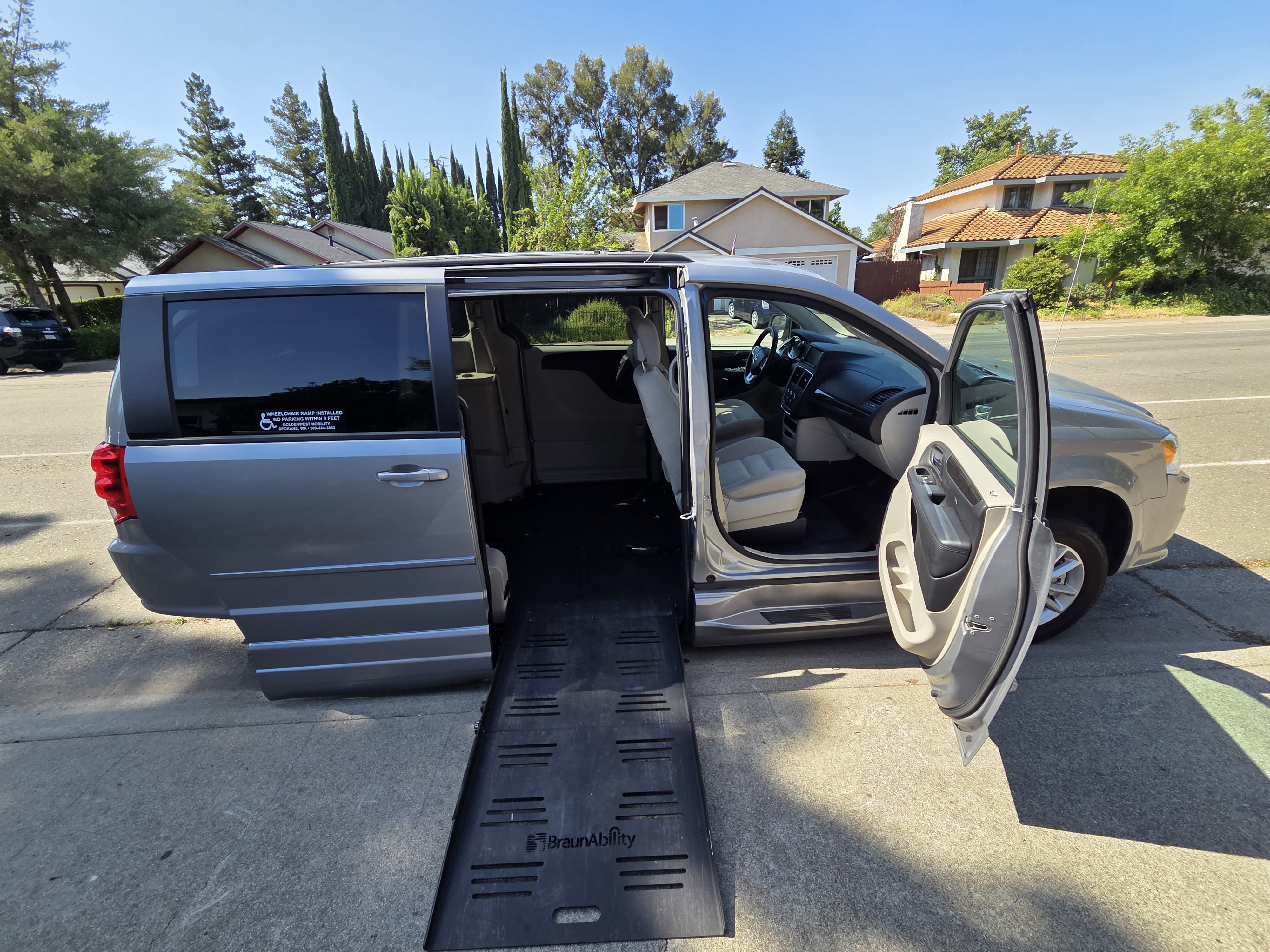 Used 2015 Dodge Grand Caravan SXT w/ UConnect Hands-Free Group FWD image 2