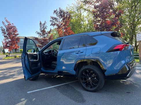 Used 2022 Toyota RAV4 SE w/ Convenience Package AWD/4WD image 9