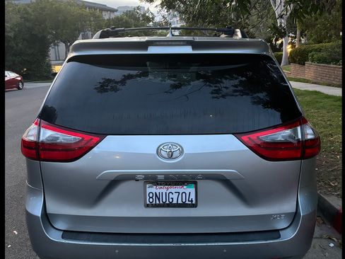 Used 2020 Toyota Sienna XLE Premium w/ Carpet Mat Package image 2