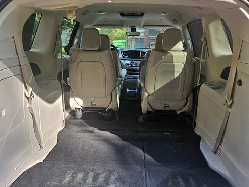 Used 2018 Chrysler Pacifica Touring-L image 15