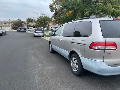 Used 2002 Toyota Sienna CE image 1