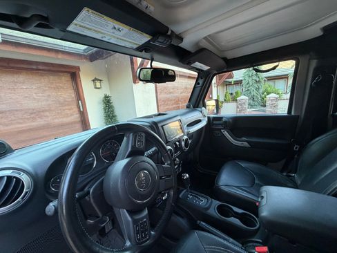 Used 2014 Jeep Wrangler Unlimited Sahara w/ Connectivity Group AWD/4WD image 14