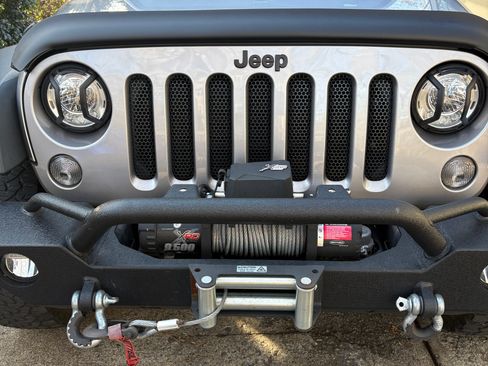 Used 2018 Jeep Wrangler Unlimited Rubicon w/ Connectivity Group image 2