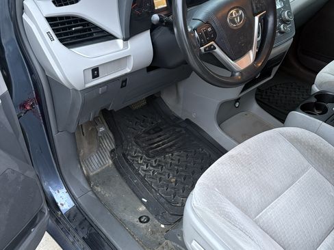 Used 2015 Toyota Sienna LE image 10