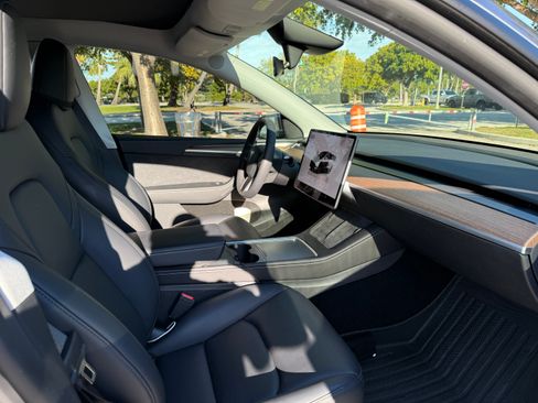 Used 2025 Tesla Model Y Long Range image 19