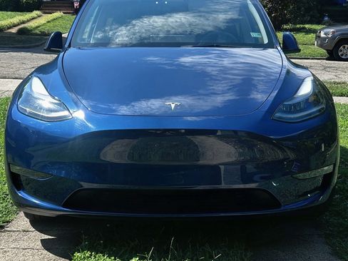 Used 2023 Tesla Model Y Long Range AWD/4WD image 1