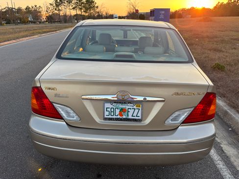 Used 2001 Toyota Avalon XLS image 4