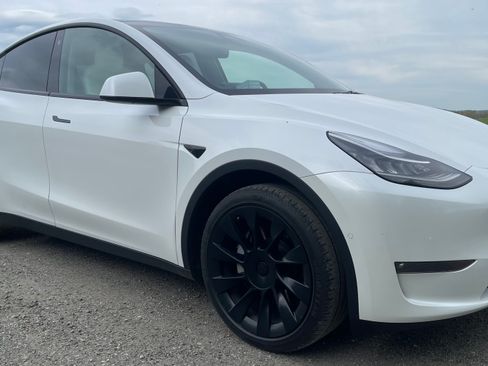 Used 2021 Tesla Model Y Long Range image 1