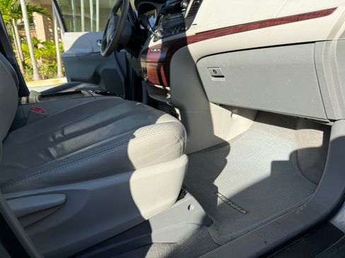 Used 2011 Toyota Sienna XLE FWD image 9