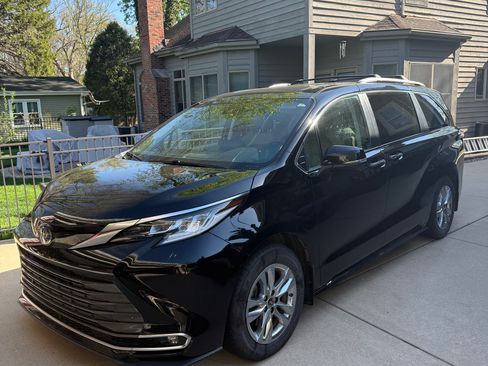 Used 2022 Toyota Sienna Limited AWD/4WD image 1