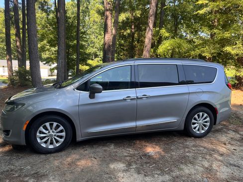 Used 2017 Chrysler Pacifica Touring-L FWD image 8
