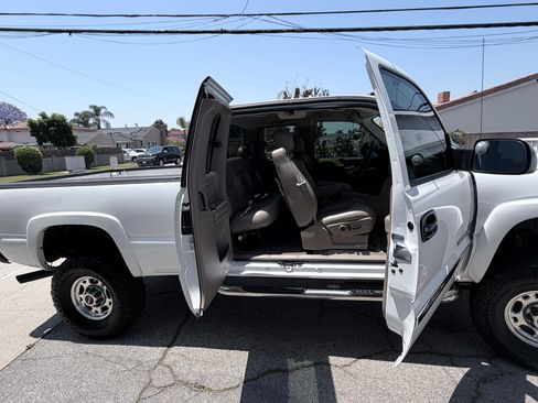 Used 2004 GMC Sierra 2500 SLT w/ Heavy-Duty Power Package AWD/4WD image 4