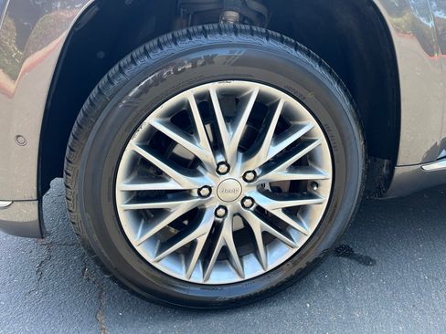 Used 2017 Jeep Grand Cherokee Summit w/ Platinum Appearance Package image 17