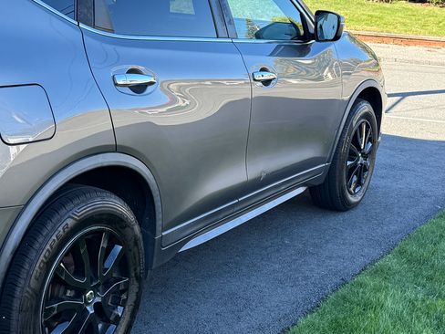 Used 2019 Nissan Rogue SV image 2