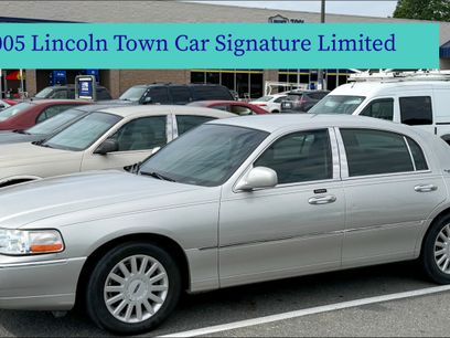 Used 2005 Lincoln Town Car Signature Limited