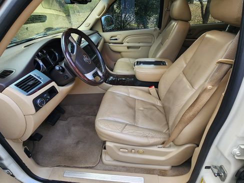 Used 2010 Cadillac Escalade Luxury image 12
