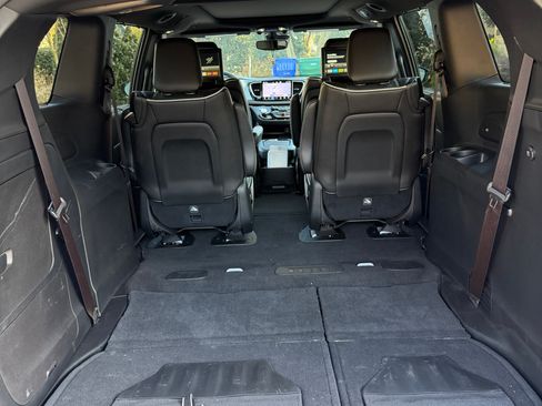 Used 2025 Chrysler Pacifica Premium image 16