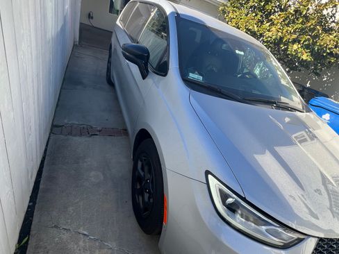 Used 2024 Chrysler Pacifica Limited image 18