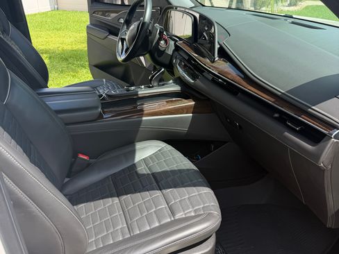 Used 2022 Cadillac Escalade ESV Sport Platinum w/ Heavy-Duty Trailer Package AWD/4WD image 8
