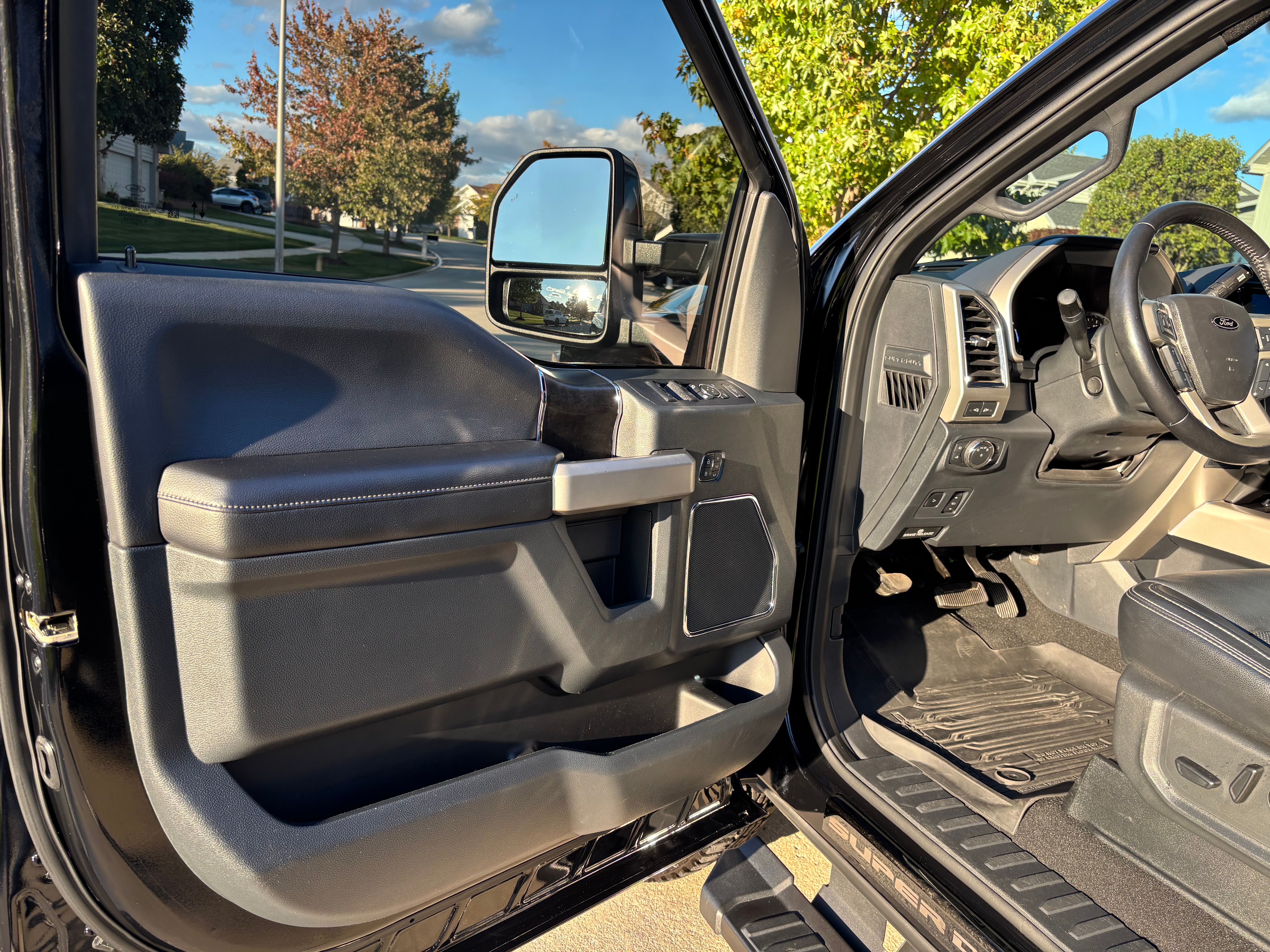Used 2022 Ford F250 Lariat w/ Black Appearance Package AWD/4WD image 9