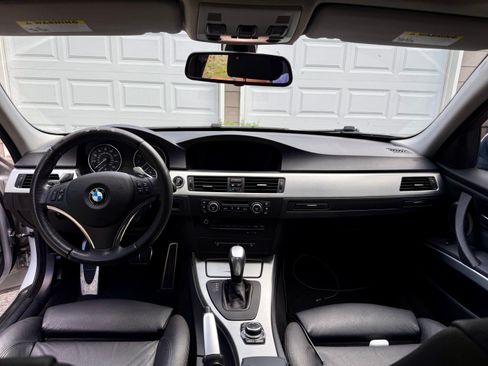 Used 2009 BMW 335i xDrive Sedan AWD/4WD image 9
