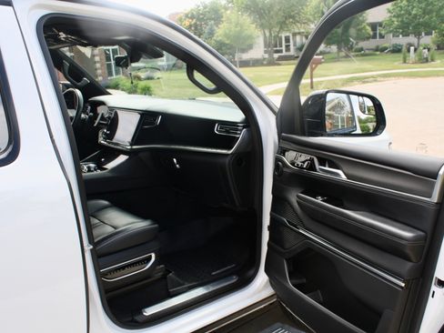 Used 2023 Jeep Grand Wagoneer Series II AWD/4WD image 6