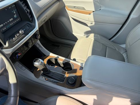 Used 2018 GMC Acadia SLE image 15