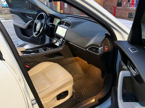 Used 2017 Jaguar F-PACE Prestige image 14