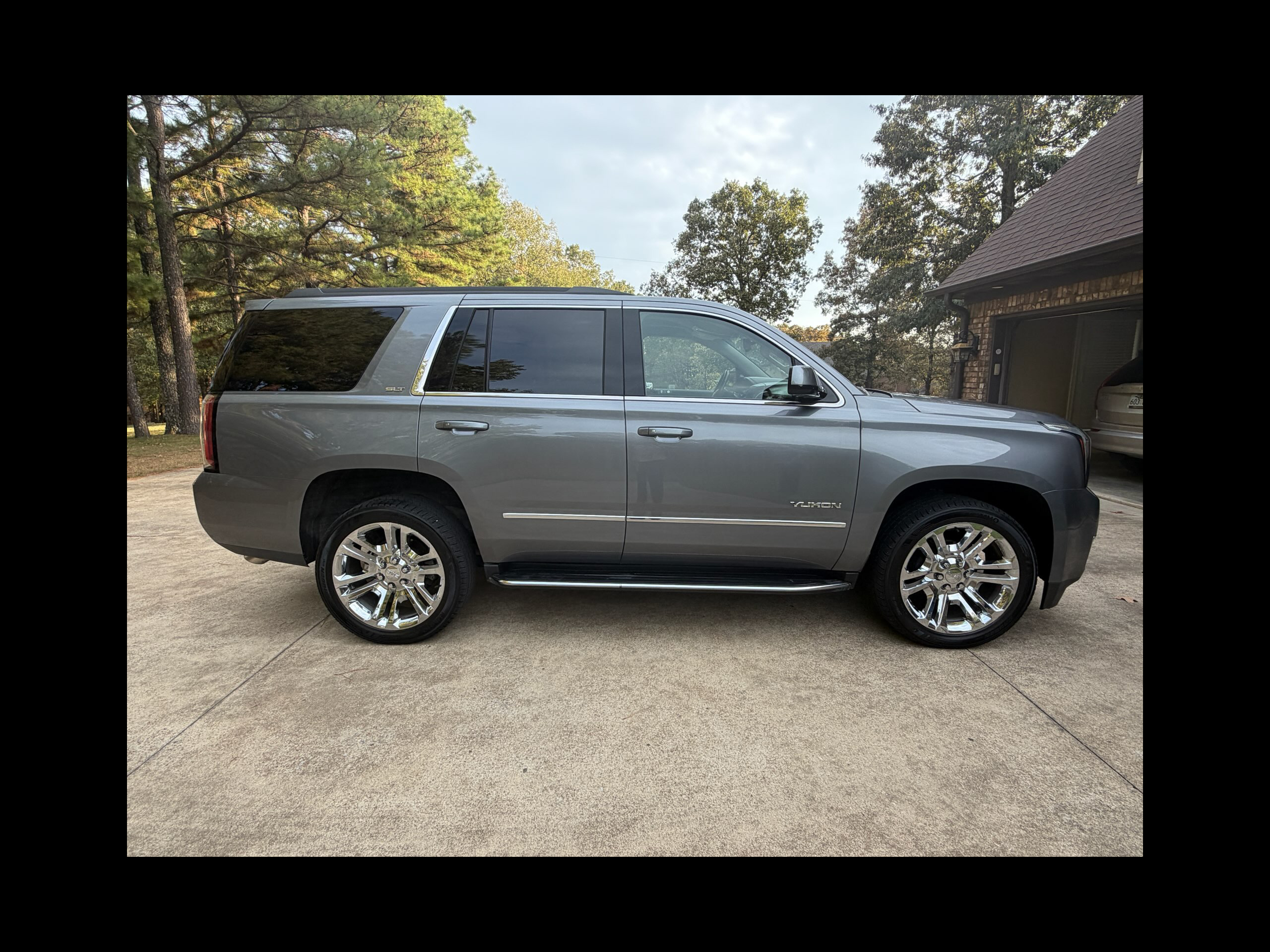 Used 2020 GMC Yukon SLT w/ Premium Edition RWD image 2