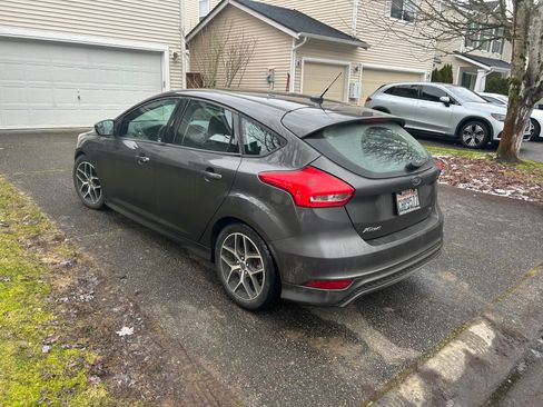 Used 2016 Ford Focus SE w/ SE Sport Package image 9
