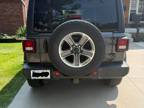 Used 2021 Jeep Wrangler Unlimited Sahara w/ Cold Weather Group AWD/4WD image 5