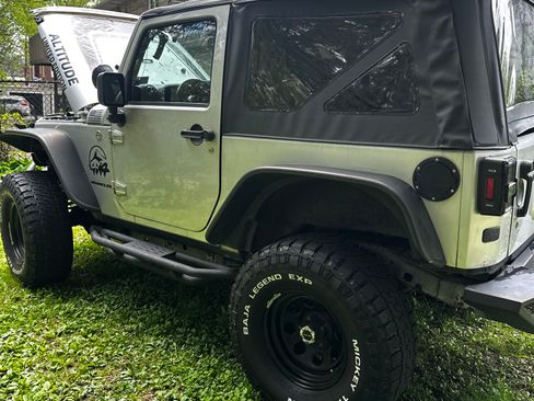 Used 2012 Jeep Wrangler Sahara AWD/4WD image 9