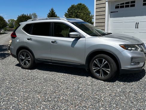 Used 2017 Nissan Rogue SL w/ SL Premium Package FWD image 1