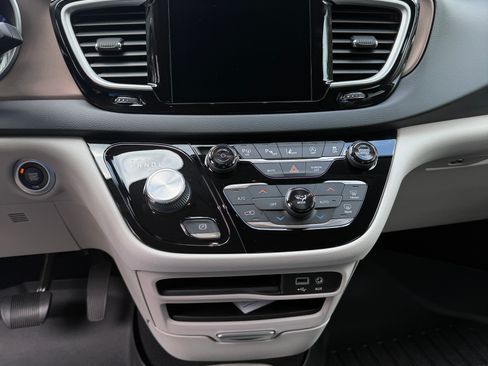 Used 2019 Chrysler Pacifica Touring Plus w/ Advanced Safetytec Group FWD image 31