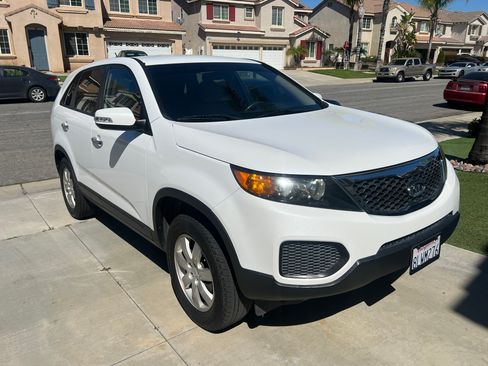 Used 2011 Kia Sorento LX image 1