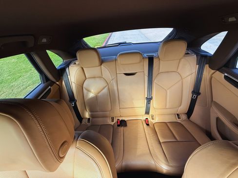 Used 2018 Porsche Macan S image 12