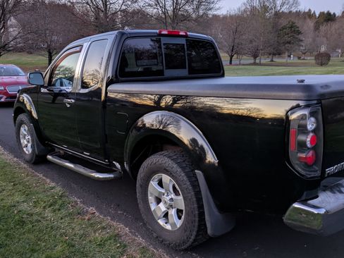 Used 2011 Nissan Frontier SV w/ SV Premium Utility Pkg image 4