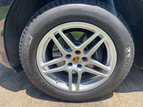 Used 2018 Porsche Macan Sport Edition AWD/4WD image 9