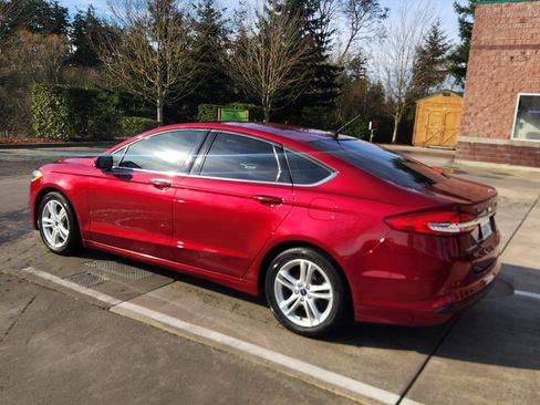 Used 2018 Ford Fusion SE image 4