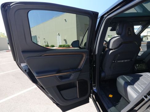 Used 2026 Rivian R1T Premium image 25