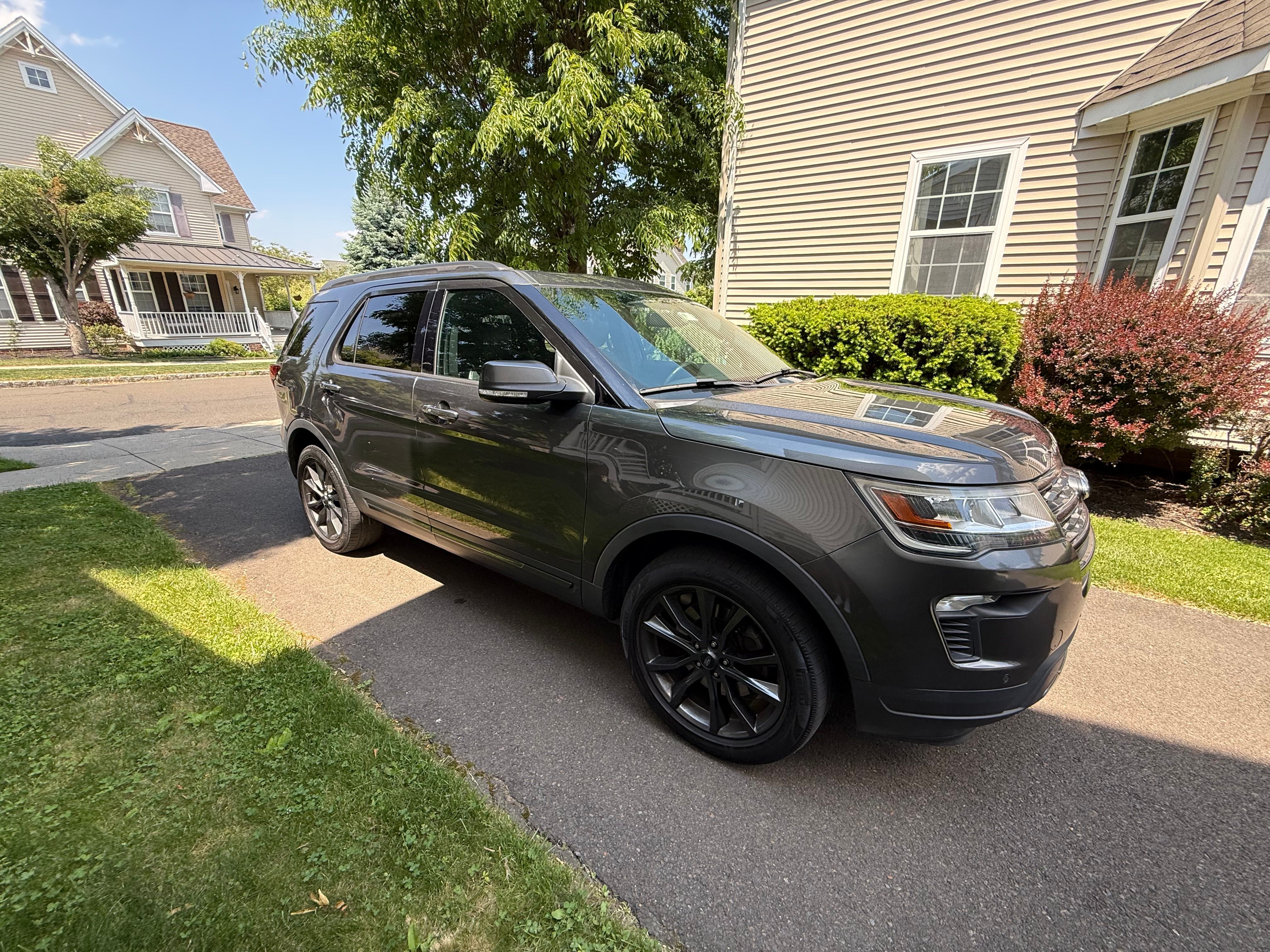 Used 2018 Ford Explorer XLT w/ Equipment Group 202A AWD/4WD image 2