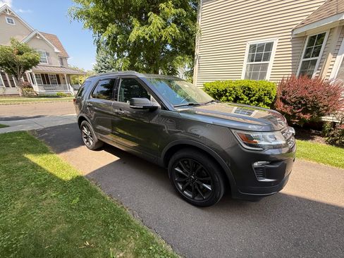 Used 2018 Ford Explorer XLT w/ Equipment Group 202A AWD/4WD image 2