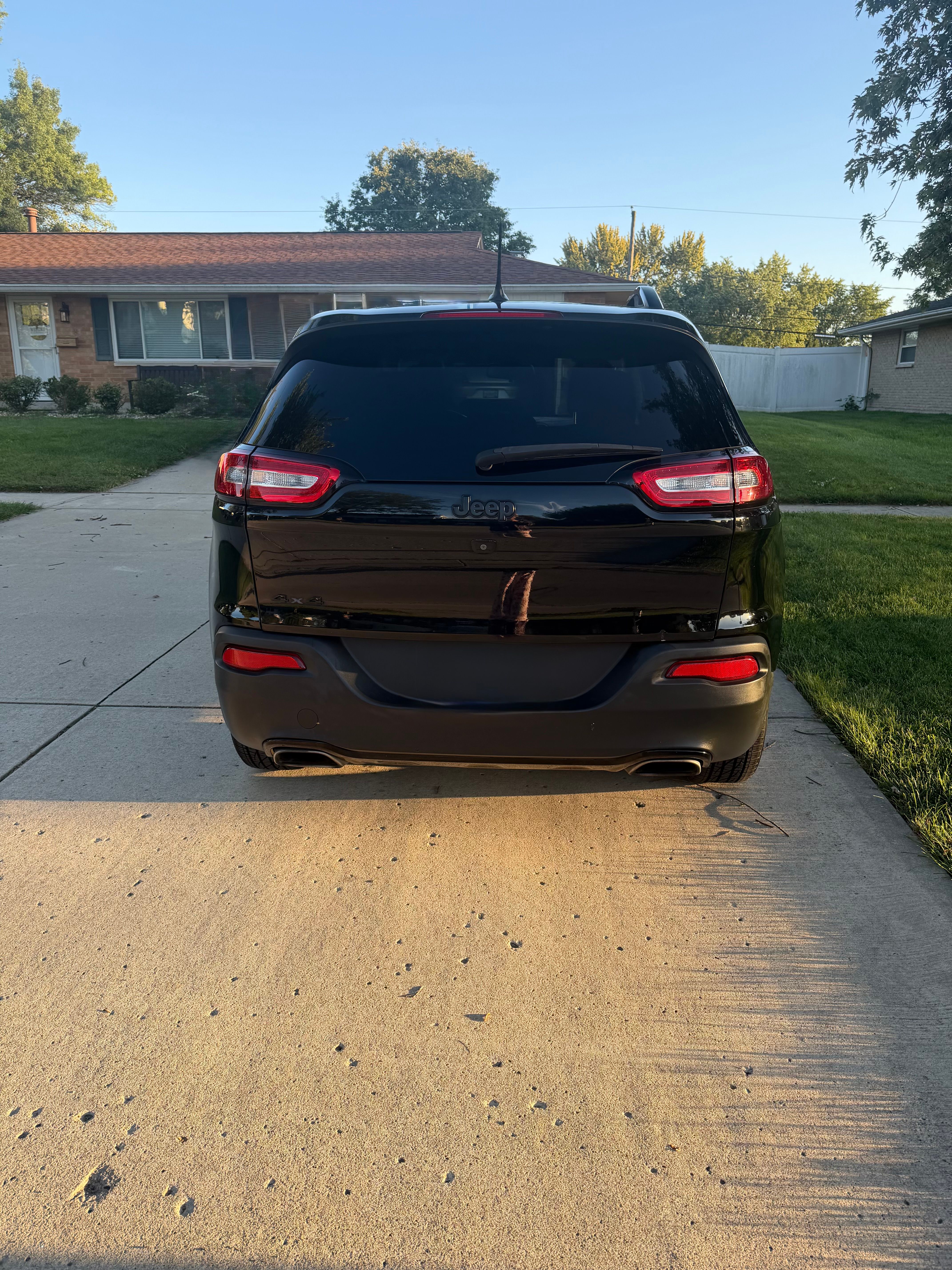 Used 2018 Jeep Cherokee Latitude w/ Altitude Package AWD/4WD image 5