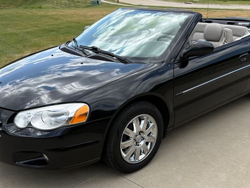 Used 2004 Chrysler Sebring Limited FWD image 2