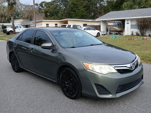 Used 2014 Toyota Camry LE image 1