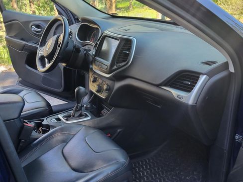 Used 2016 Jeep Cherokee Trailhawk w/ Comfort/Convenience Group image 11