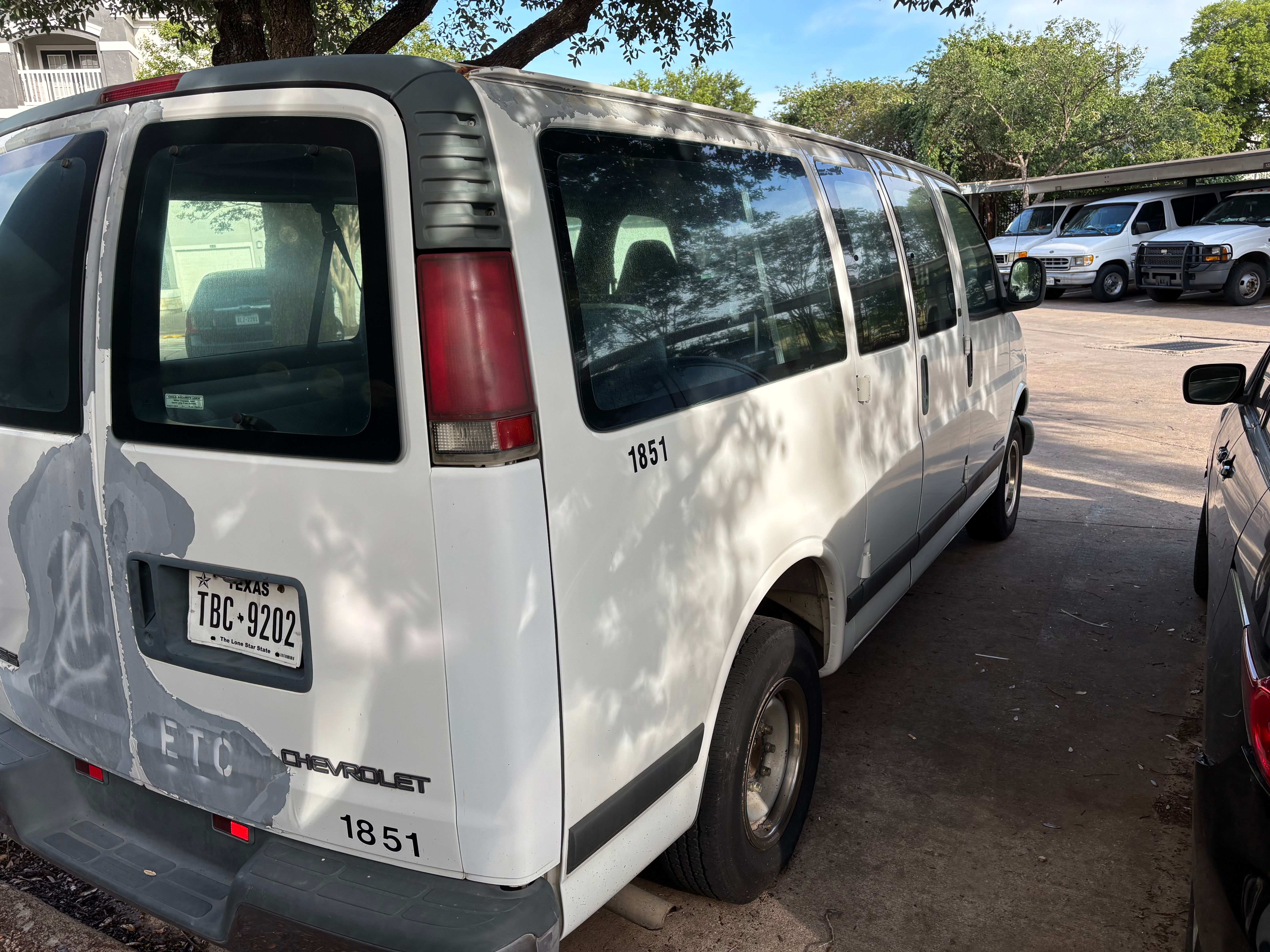 Used 2000 Chevrolet Express 2500 Passenger w/ LS Preferred Equipment Group RWD image 9
