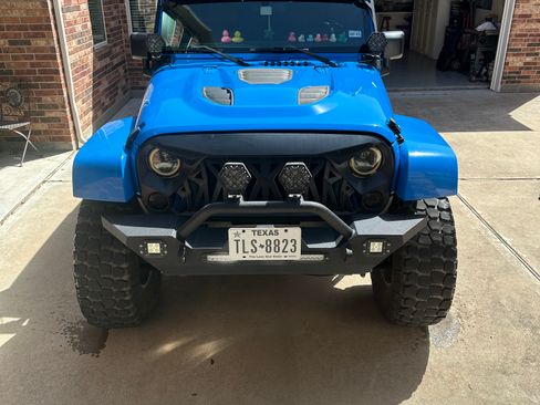 Used 2011 Jeep Wrangler Unlimited Sahara w/ Connectivity Group image 4